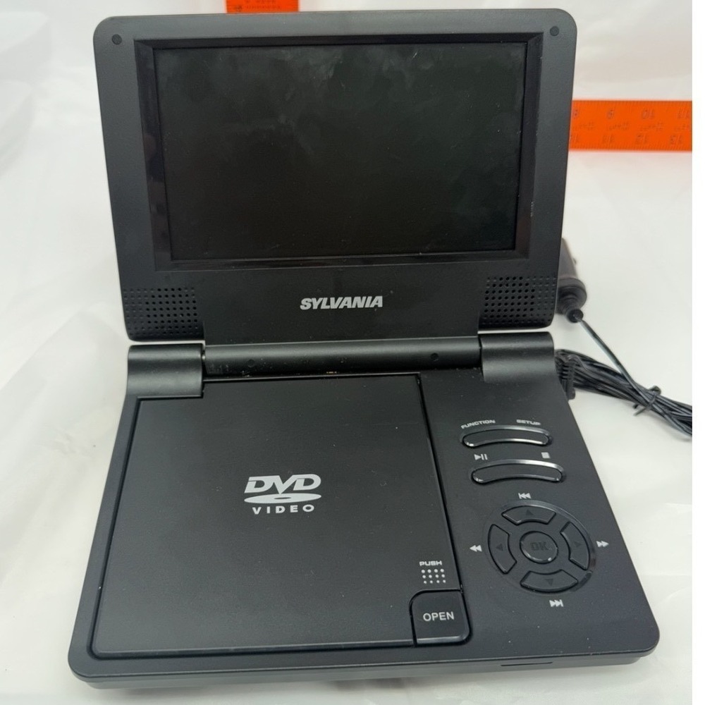 Sylvania SDVD7002B Portable DVD Player 7 Inch Screen Black with Car Adapter